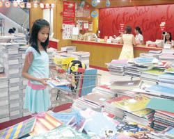 Iloilo News: Girl buys school supplies