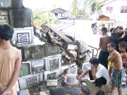 Iloilo News : Tomb collapse in Tanza cemetery, Iloilo Cit