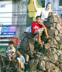 Kids at the statue