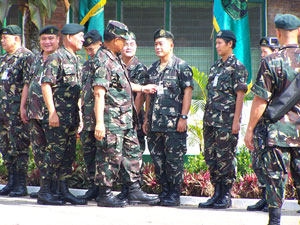 Lt. Gen. Hermogenes Esperon inspects 3ID