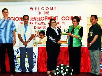 New Lucena MSWD Ages Germo receives from Regional Development Council Chairperson Salvacion Perez the award for New Lucena as region VI's most Child Friendly municipality in the 4th -6th class category. From Left, San carlos City Mayor Eugenio Lacson, RDC -DAC chair Wilfredo Momicillada and Negros Occ. gov. Joseph marañon.