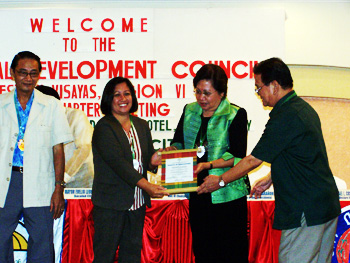 Jordan, Guimaras, Sangguniang Bayan Member Grace Gaitan receives teh Plaque of Recognition in behalf of Mayor felipe Hilan Nava from Governor Joseph Marañon of Negros Occidental after Jordan emerged the regional winner in the search for child Friendly Municipality in 1st -3rd class municipalities levels. Gov. Marañon is assited by regional Development Council Chairperson Gov. Salvacion Perez. At left is RDC Development Administration Committe Wilfredo Homicillada.