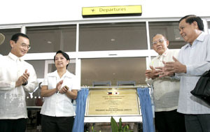 President Gloria Macapagal-Arroyo unveils