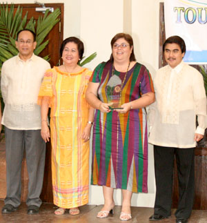 TNT's Marketing Director Marichel Magalona recieve the award