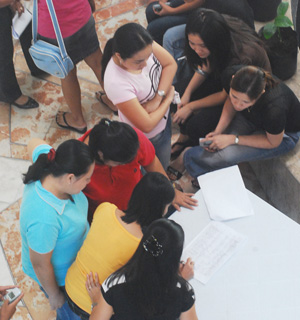 Casual and “job hire” workers of the provincial government trooped to the Iloilo Provincial Capitol 