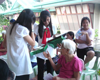 MAKING LOLA HAPPY. Not only did giving a Christmas gift make an elderly happy. IYO members Anna Katharina Tirador and Sunshine Elizabeth Do spent time talking to Asilo's elderly as they also give gift to her.