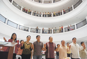 Governor Niel Tupas, Sr. -- wearing the same maroon colored shirt he wore during the assault last year