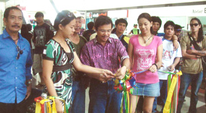 Dr. Luis M. Sorolla, WVCST president, is being assisted by Rheanne Galino and Charmaine Gonzalez during the opening of Arte Dinagyang 2008 at Robinsons Place Iloilo. Artists in the photo are Vic Galino Jr, Tito Nobleza, Alex Ordoyo, Jzy Tilos, Cyril Turao and Cesar Arro.
