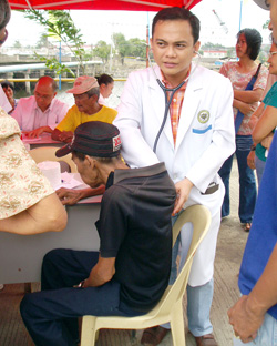 Dr Felix Villa, chief of clinics, checks on a patient