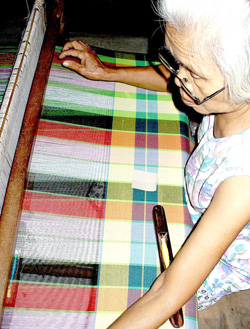 A patadyong weaver from Oton