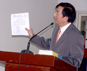 Vice Gov. Rolex Suplico gestures as he answers “point by point” the veto message of Governor Niel Tupas Sr.