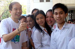 Students of University of San Agustin pose with NBN-ZTE whistle blower Jun Lozada during the latter's visit to the university last week.