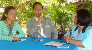 Atty. Salvador Panelo answers questions from Cora Paniergo (right) and Bing-bing Josue, hosts of local television talkshow “PaniudTALK” aired over IBC-TV 12.