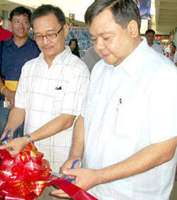 Ribbon-cutting led by Mayor Jerry Treñas