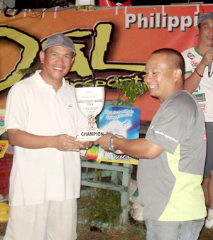 Jun Cabrera receiving the award (at right)