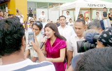 Anne Curtis greets the fans