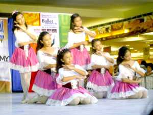 Kids doing the jazz ballet