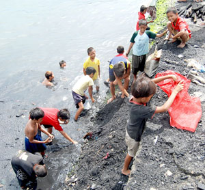 Children sift through the ashes of the fire that gutted seven houses in Brgy. Rizal Pala-Pala 2