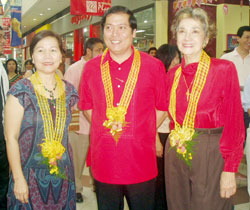 Mita Rufino, Vice Mayor Jed Mabilog and Bambi Harper.