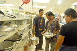 Manong Doming and his son buy a set of kitchen ware.