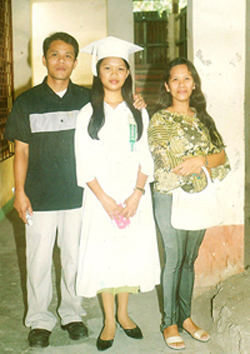 Sanny with his daughter and wife
