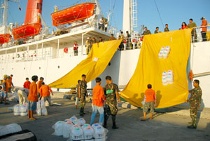Relief goods are being unloaded from the training ship Spirit of Mitsui OSK Lines