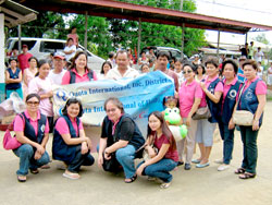 Iloilo Quotarians among them Pres. Marjorie W. Locsin and PDG Lea A. Celis flanks Bgy. Capt. Andresito Jurilla of Bgy. Balabag, Pavia.