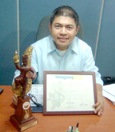 With the trophy and certificate for Best Crowd Pleaser given by Dinagyang Foundation.