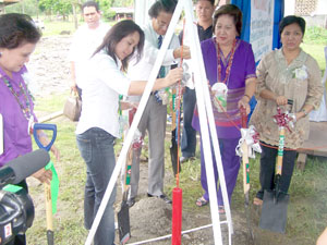 Senator Loren Legarda and Japanese Ambassador Makoto Katsura drop the time capsule to launch the construction of P5 million