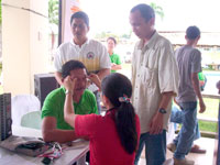 Red Cross personnel examines the donor while BM Baden Cantiller ( left) looks on.