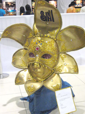 The Italy-inspired giant mask of Team "Balangaw" headed by Jenny Melliza of Brgy. Singcang, Bacolod City