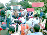 Brgy. Felisa residents block the garbage trucks from entering their barangay.