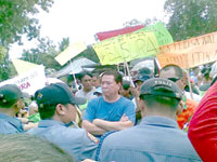 Bacolod City Lone District Rep. Monico O. Puentebella, (in blue t-shirt) joins the Brgy. Felisa residents in blocking the entry of garbage trucks.