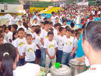 Children waiting during the feeding.