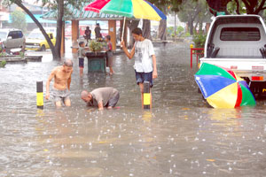 Photo shows the public plaza of Bacolod City submerged in water around 11 a.m. yesterday as a result of continuous rains brought by tropical storm Quinta.