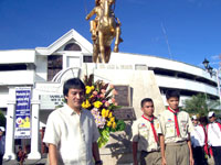 Bago City Mayor Ramon 'Monet' Torres lays a wreath on the statue of the hero, Heneral Juan Aniceto Araneta.