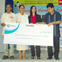 James Mendiola, director of OWWA presents to Flordeliza Decolongon (2nd from left) and family a check from Globe