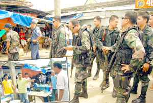 Fully armed police personnel were deployed in the old public market of Barotac Nuevo, Iloilo yesterday following the refusal of the vendors to vacate the area.