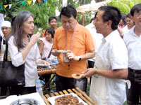 Silay’s First Lady Marissa Montelibano and Senate President Manny Villar seem to enjoy this participant’s adobo.