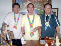 Alto Cable’s Alvin Añonuevo and  Dods Tee (manager) with Mayor Orosco.