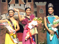 The Queen and her runners-up Karla Dawn Yaneza and Joie Mae Ysulat.