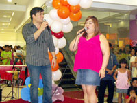 Amigo Mall Manager Marie Jean Cordero dishes out a song with Gabby.