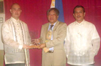 PP of Roxas City Lions Club Jessie Contreras (center) receives plaque of appreciation.