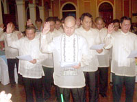 Newly- elected Capiz Lions President John Philip Darnayla (front) and the new set of officers took their oath during the induction ceremony held at the Provincial Capitol last November 28, 2008.