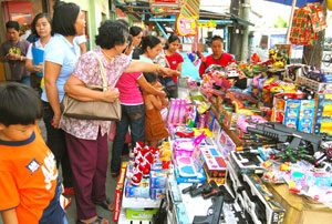 The sidewalks of Iloilo City have started to become crowded as stalls selling various stuffs begin to sprout. 