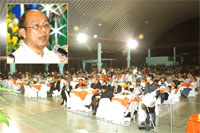 The alumni crowd at the Alumni Promenade. At the inset is President Robles