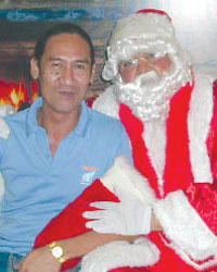 Is he in Santa's list? Naught or nice, TNT Negros' Bureau Chief Bob Mahadali pose with Santa Claus