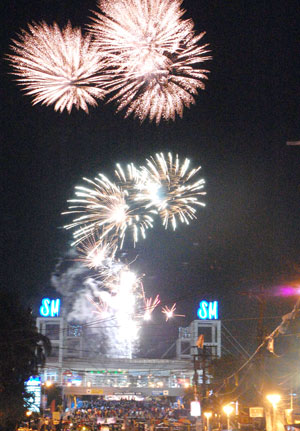 Throngs of people witnessed PyroMagic: A Pyro Musical Fireworks Competition at SM City Bacolod last Saturday of which The News Today is one of the project partners.