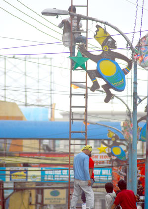 Personnel from the City Engineers Office check the electrical connection of the Dagoy lanterns installed in lampposts in downtown Iloilo City.