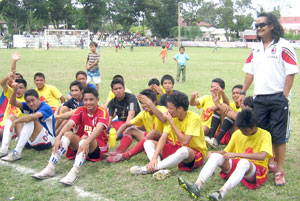 Former RP national player and Philippine’s Mr. Football in 1986 Elmer Bedia (right, standing)